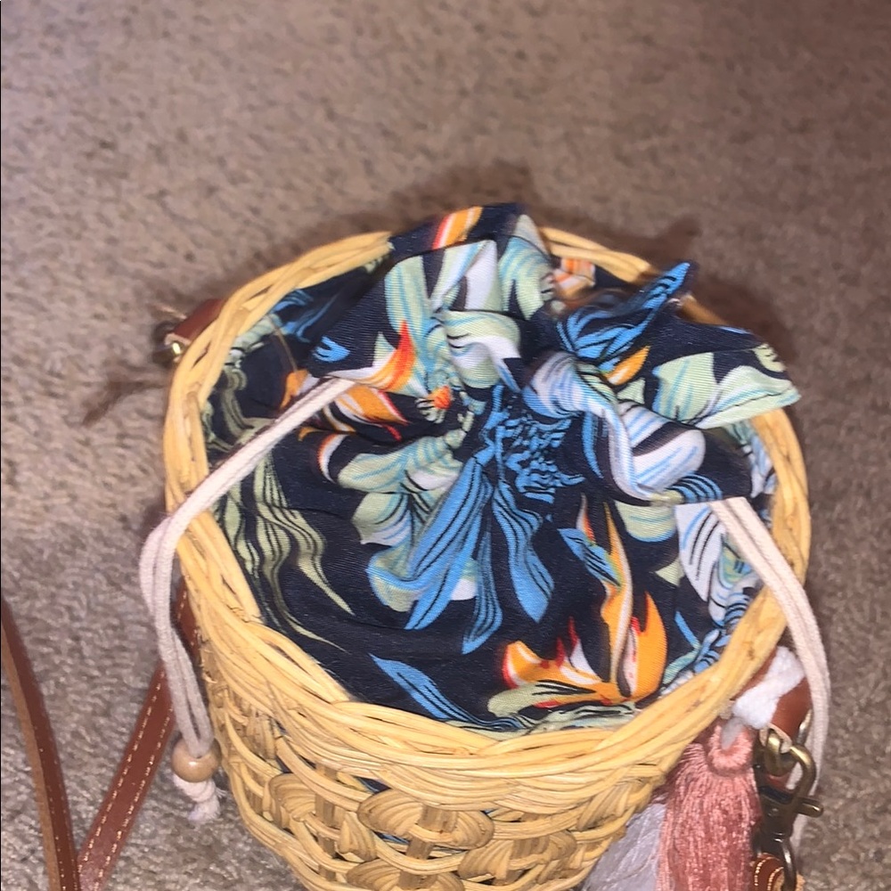 NWT Woven Basket Bag with Tassel Accents and Leather Strap - Picture 4 of 11